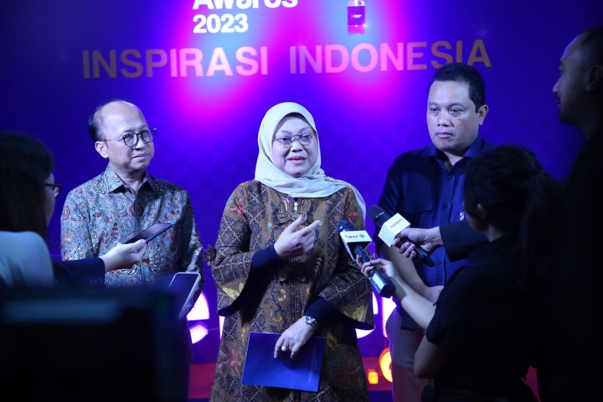 Menteri Ketenagakerjaan (Menaker) Ida Fauziyah saat menerima Penghargaan Merdeka Awards kategori program Inovatif untuk Negeri, di Jakarta, Rabu (3/8/2023).
