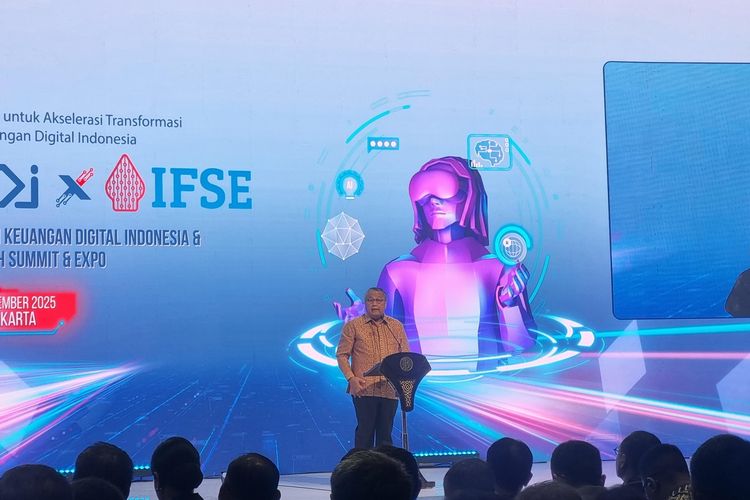 Gubernur Bank Indonesia (BI) Perry Warjiyo saat memberikan sambutan pada acara Opening Ceremony FEKDI x IFSE 2025 di JCC Senayan, Jakarta, Kamis (30/10/2025).
