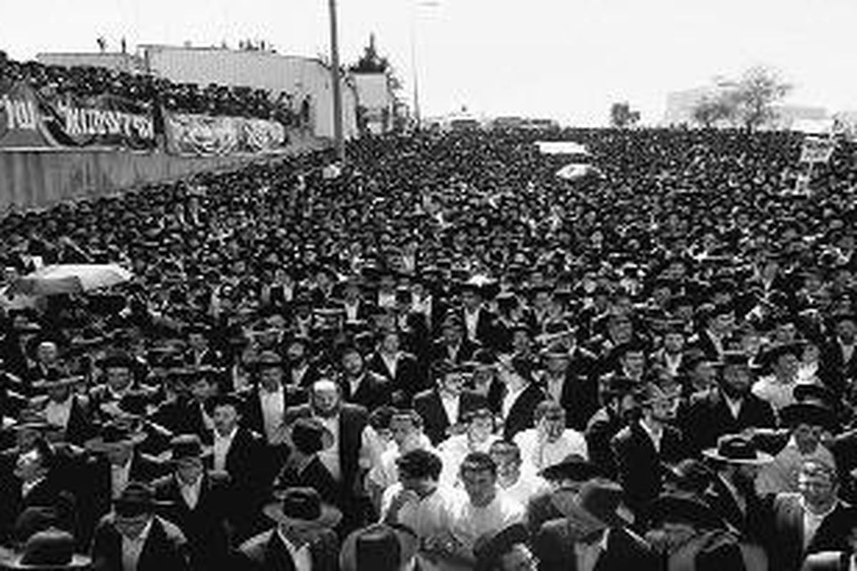 Yahudi Ultrakanan keturunan migran asal Eropa (Ashkenazi) berunjuk rasa, Kamis (17/6) di Jerusalem. Mereka menentang kebijakan Mahkamah Agung Israel yang memerintahkan integrasi sekolah- sekolah putri.