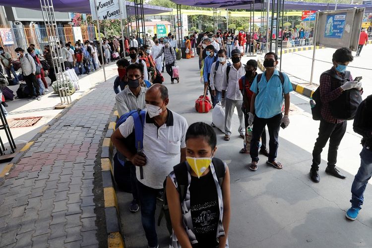 Penumpang mengantre di dalam stasiun kereta untuk naik setelah sejumlah pembatasan dilonggarkan saat berlangsungnya penguncian nasional yang diperpanjang untuk menekan laju sebaran virus corona (COVID-19), di New Delhi, India, Senin (1/6/2020). ANTARA FOTO/REUTERS/Adnan Abidi/pras/djo