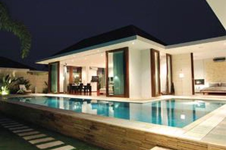 Kolam renang pribadi dilengkapi dengan speaker under water.