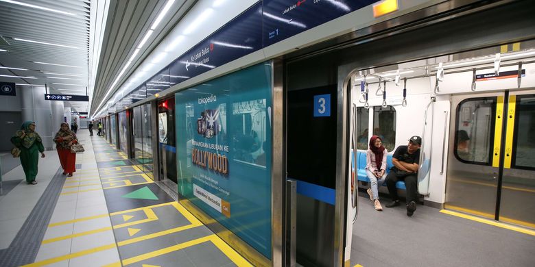 Suasana Stasiun MRT Bundaran Hotel Indonesia, Jakarta, Senin (25/3/2019). MRT Jakarta resmi beroperasi setelah diresmikan Presiden Joko Widodo pada Minggu (24/3/2019). Layanan pada fase operasi tidak berbayar dari Stasiun Lebak Bulus hingga ke Stasiun Bundaran HI akan dimulai pada pukul 05.30 WIB hingga 22.30 WIB.