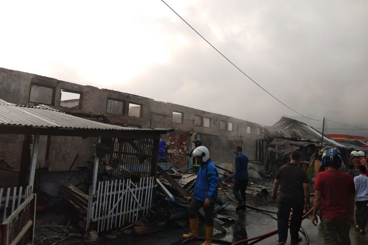 Sepuluh rumah di Asrama Brimob Padang Panjang, Sumatera Barat terbakar, Kamis (9/10/2019)