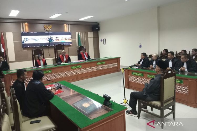 Terdakwa kasus dugaan penistaan agama Panji Gumilang saat menjalani sidang lanjutan di Pengadilan Negeri Indramayu, Jawa Barat, Senin (27/11/2023).  
