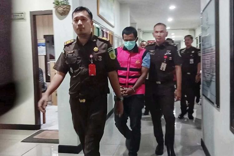 Salah satu tersangka mengenakan rompi merah jambu saat digiring petugas di Kejari Kota Sukabumi, Jawa Barat, Senin (4/9/2023).