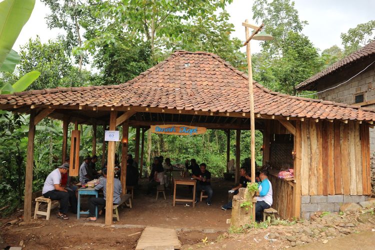 Omah Kopi, salah satu tempat yang disiapkan warga Kampung Adat Segunung, Wonosalam, Kabupaten Jombang, Jawa Timur, untuk menjamu tamu yang ingin menikmati minum kopi di pedesaan.