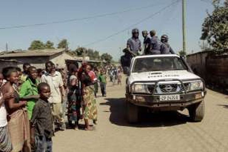 Polisi Zambia melakukan patroli di dekat Chawama Compound, di mana serangan dan penjarahan terjadi di Kota Lusaka,  19 April.