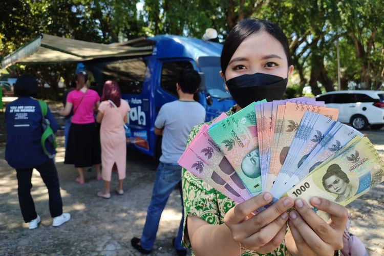 Warga antusias menukarkan uang pecahan baru di layanan Kas Keliling Bank Indonesia (BI). Simak jadwal dan lokasi layanan penukaran uang rupiah baru di wilayah Bengkulu selama periode Ramadhan 2023 dan Hari Raya Idul Fitri 1444 Hijriah.
