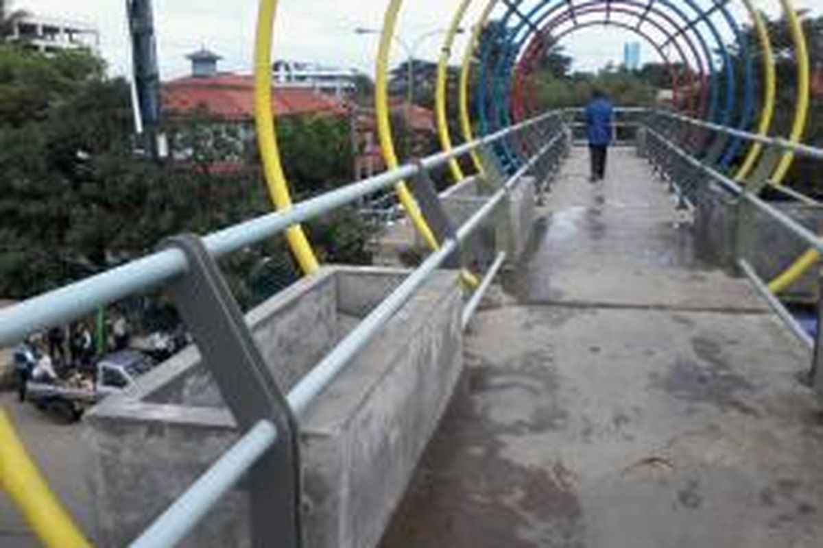 jembatan penyeberangan depan terminal depok setelah dibersihkan dari sampah. diberitakan sebelumnya, pot-pot yang ada di JPO tersebut beralih fungsi menjadi tempat sampah.