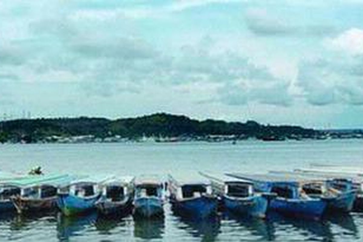 Deretan perahu panjang di Pelabuhan Doom, Distrik Sorong Kepulauan, Kabupaten Sorong, Papua Barat. Distrik Sorong Kepulauan menyimpan potensi wisata alam dan sejarah yang belum termanfaatkan secara optimal.