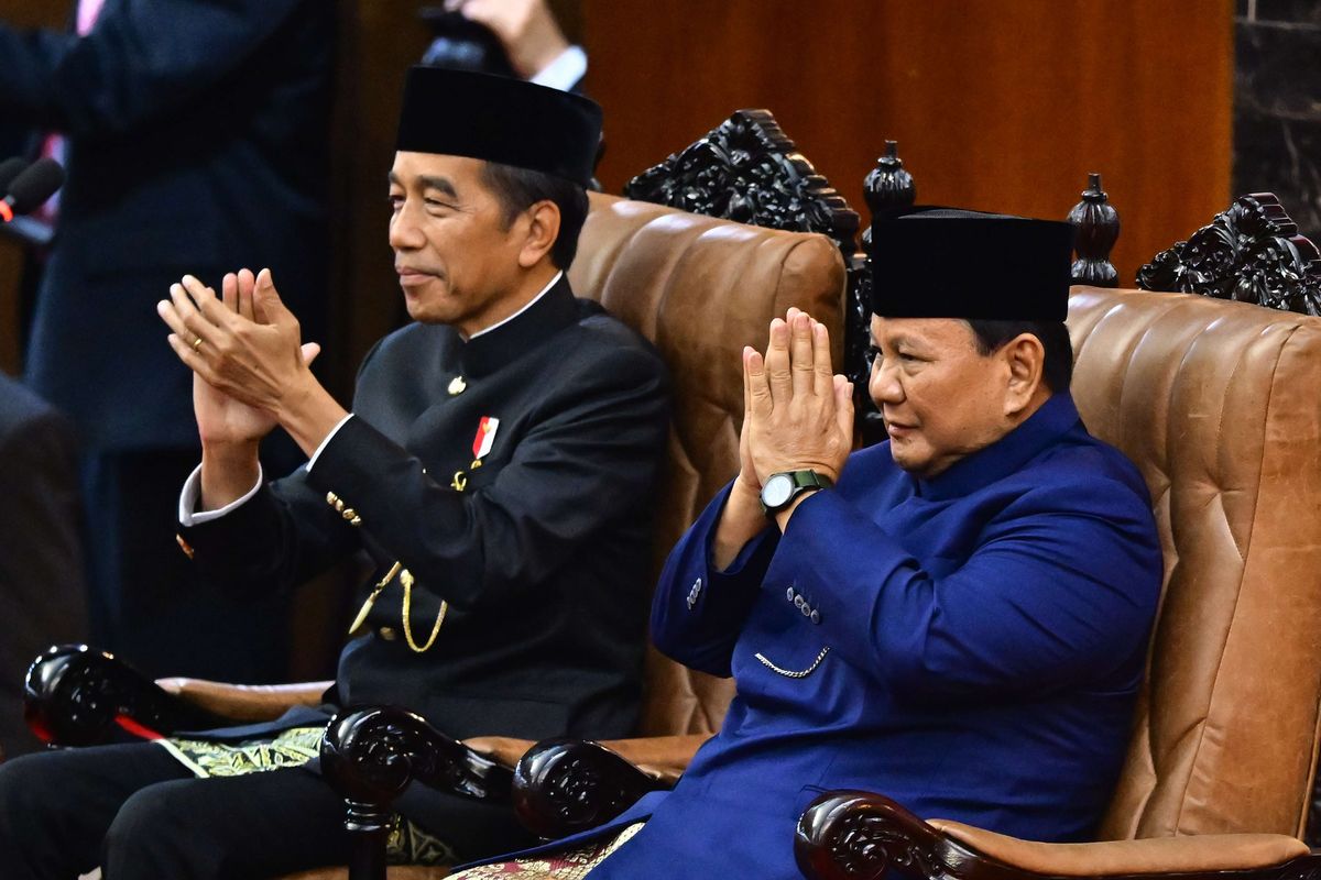 Presiden Joko Widodo (kiri) dan Presiden terpilih Prabowo Subianto (kanan) memberikan salam dalam pelantikan presiden dan wakil presiden periode 2024-2029 di Gedung Nusantara, Kompleks Parlemen, Senayan, Jakarta, Minggu (20/10/2024). Prabowo Subianto dan Gibran Rakabuming Raka akan mengikuti sidang paripurna MPR pengucapan sumpah sebagai Presiden dan Wakil Presiden Republik Indonesia masa bakti 2024-2029.