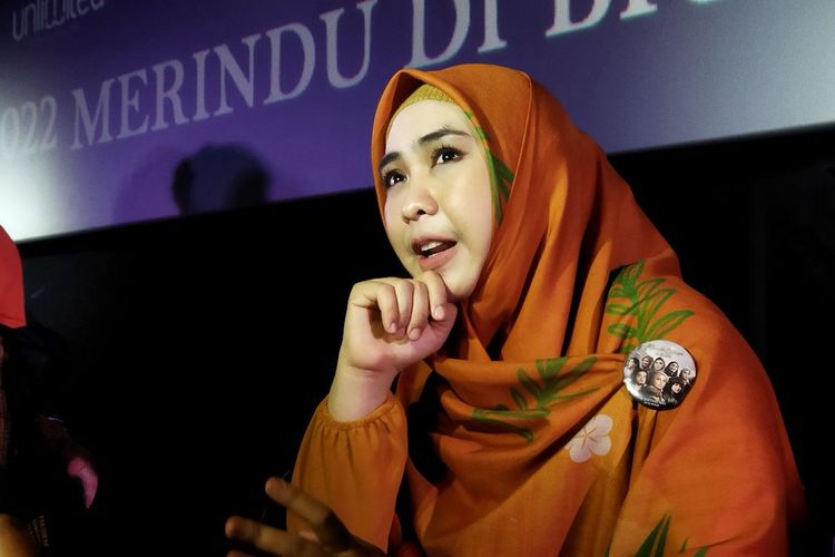 Aktris Oki Setiana Dewi saat ditemui usai jumpa pers film Merindu Cahaya de Amstel di kawasan Thamrin, Jakarta Pusat, Senin (17/1/2022). 