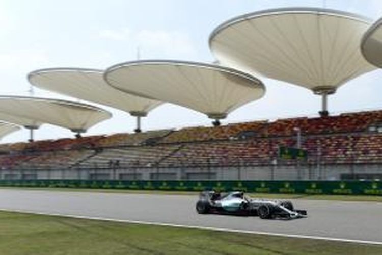 Pebalap Mercedes asal Inggris, Lewis Hamilton, memacu mobilnya pada sesi latihan bebas pertama GP China di Sirkuit Shanghai, Jumat (10/4/2015). 