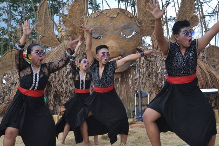 FESTIVAL LIMA GUNUNG XVII

Penari komunitas sanggar Ayu Langgeng dari Lumajang menampilkan tari Bandol di arena Festival Lima Gunung (FLG) XVII di Wonolelo, Bandongan, Magelang, Jawa Tengah, Sabtu (11/8/2018). Ratusan penari dari berbagai kota di Indonesia memeriahkan gelaran FLG XVII dengan mengusung tema Masih Goblok Bareng. 