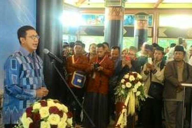 Menteri Agama Lukman Hakim Saifuddin memberikan sambutan dalam acara peresmian rute baru penerbangan Garuda Indonesia Jakarta-Madinah di Bandara Soekarno-Hatta