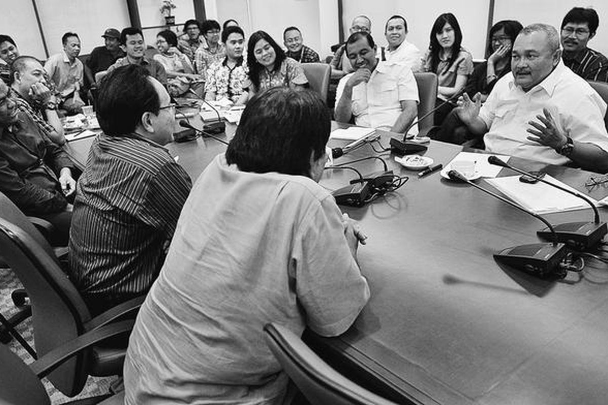 Pasangan calon gubernur dan wakil gubernur DKI Jakarta, Alex Noerdin dan Nono Sampono, berkunjung ke kantor Redaksi Kompas di Jakarta, Senin (2/4). Pasangan yang menyampaikan sejumlah rencana kerja jika terpilih  itu  diterima  Wakil Pemimpin Redaksi Kompas Taufik H Mihardja (kiri) dan Redaktur Pelaksana Kompas Budiman Tanuredjo (tengah).