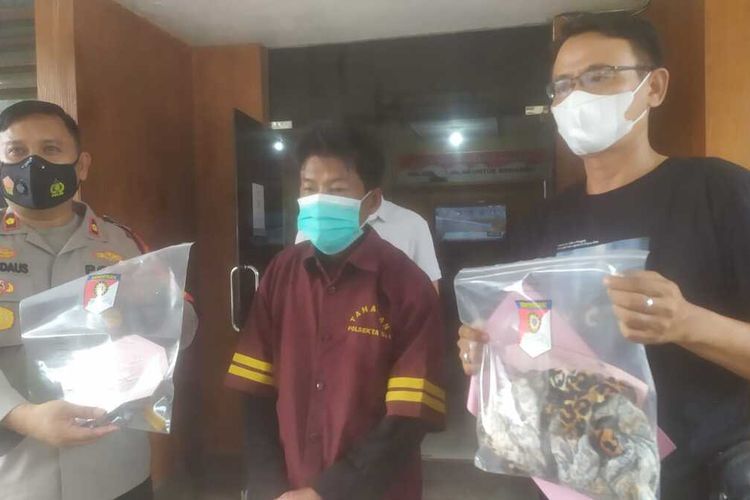 Apriansyah (32) suami yang tega membakar istrinya hidup-hidup saat berada di Polsek Seberang Ulu 1 Palembang, Sumatera Selatan, Rabu (29/12/2021).