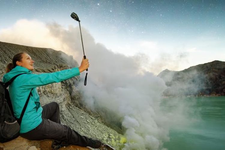 Turis selfie di Kawah Ijen, Banyuwangi
