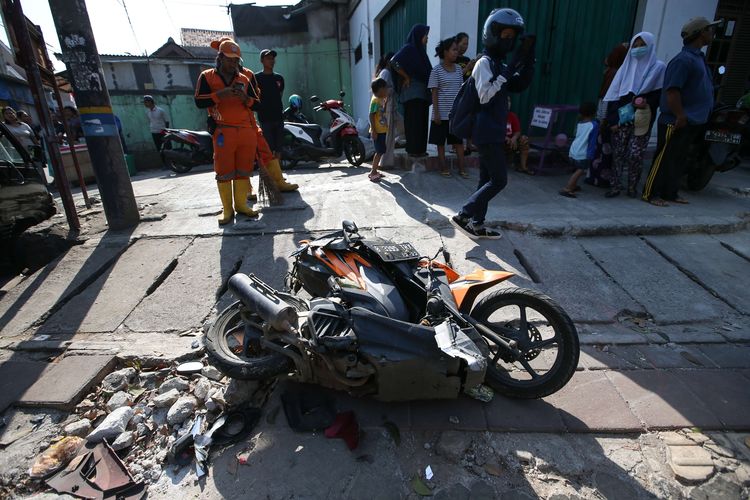 Kecelakaan beruntun terjadi di Jalan Lenteng Agung, Jakarta Selatan, Selasa (10/9/2019). Kecelakaan yang melibatkan 6 buah sepeda motor dan dua mobil ini mengakibatkan 4 orang luka-luka dan dilarikan ke rumah sakit.