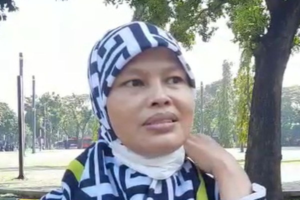 Sulastri (42) warga Palmerah, Jakarta Pusat, tertinggal bus mudik gratis Polda Metro Jaya, Senin (25/4/2022).
