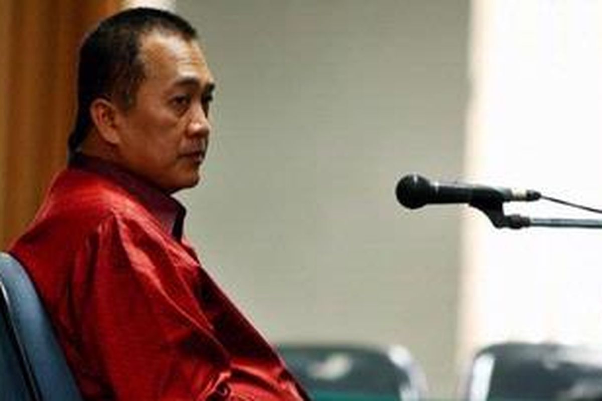 Politisi PDIP, Dudhie Makmun Murod mengikuti sidang dengan agenda pembacaan putusan di Pengadilan Tindak Pidana Korupsi (Tipikor), Kuningan, Jakarta Selatan, Senin (17/5/2010). Dudhie divonis dua tahun penjara dan pidana denda Rp 100 juta subsider tiga bulan terkait atas kasus suap pemilihan Deputi Gubernur Senior (DGS) Bank Indonesia.   