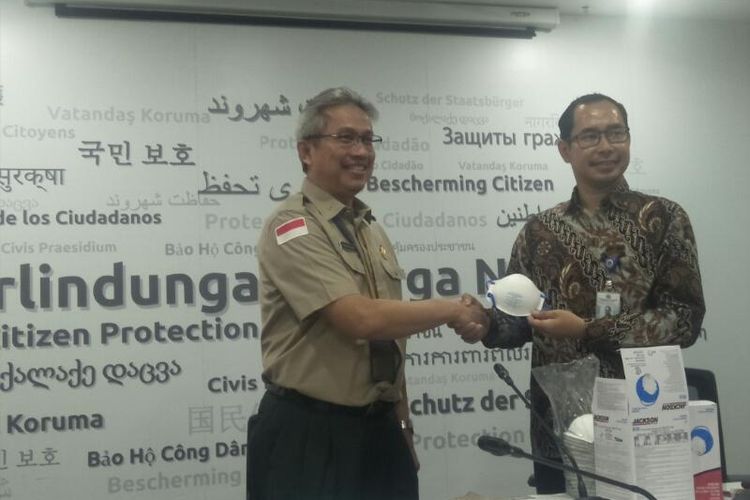 BNPB Serahkan Bantuan Masker untuk WNI di China Secara Simbolis ke Kementerian Luar Negeri, di Kantor Kementerian Luar Negeri, Jakarta Pusat, Rabu (29/1/2020)