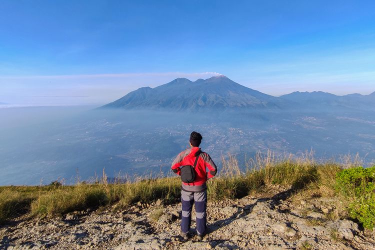 Panorama di Puncak Gunung Penanggungan, Jawa Timur.