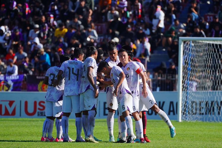 Pemain Persik Kediri berdoa jelang lawan Persija Jakarta pada pekan ke-30 Liga 1 2022-2023 yang berakhir dengan skor 2-0 di Stadion Brawijaya Kediri, Minggu (12/3/2023) sore.