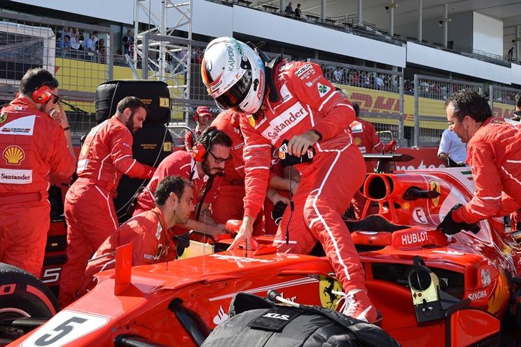 Pebalap Scuderia Ferrari, Sebastian Vettel, keluar dari kokpit mobilnya sebelum menjalani start balapan GP Jepang di Sirkuit Suzuka, 8 Oktober 2017.