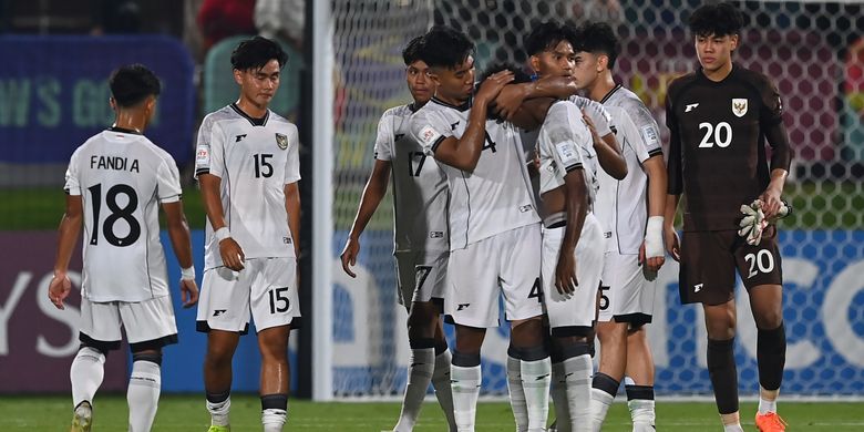 Ekspresi pemain Timnas U17 Indonesia usai dikalahkan Zambia pada laga Grup H Piala Dunia U17 di Lapangan 7 Aspire Zone, Doha, Qatar, Selasa (4/11/2025) waktu setempat. Timnas U17 Indonesia kalah dengan skor 1-3.