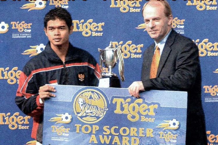 Penyerang timnas Indonesia, Bambang Pamungkas, berhasil keluar sebagai top skor Piala AFF 2002 dengan torehan 8 gol.