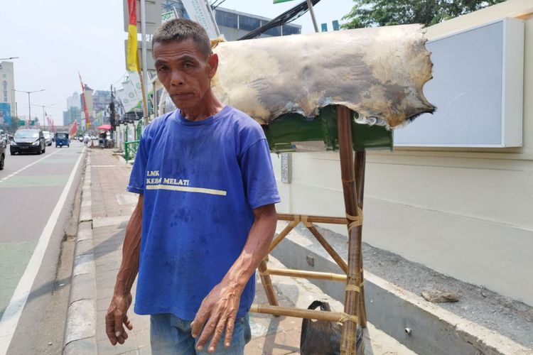 Pedagang bedug bernama Ari (58) yang menggelar lapaknya di Jalan KH Mansyur, Tanah Abang, Jakarta Pusat, Rabu (19/4/2023). (KOMPAS.com/XENA OLIVIA)