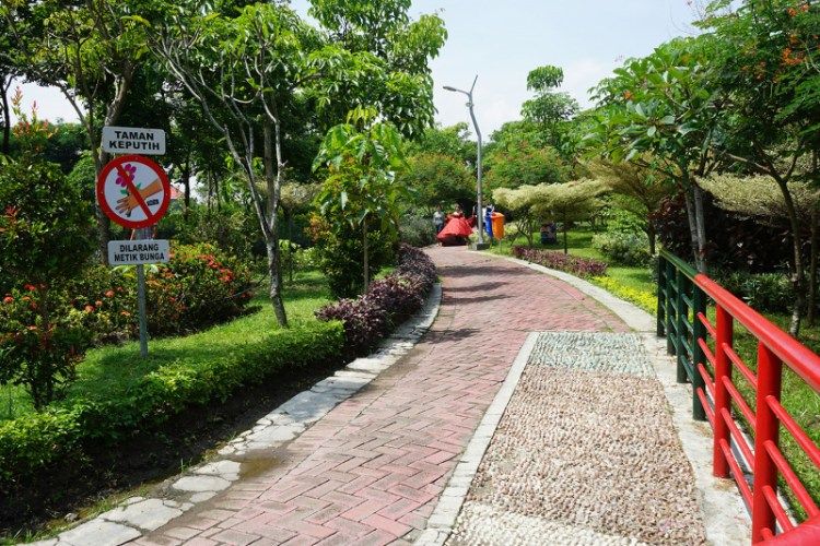 Taman Harmoni atau Taman Sakura di Surabaya