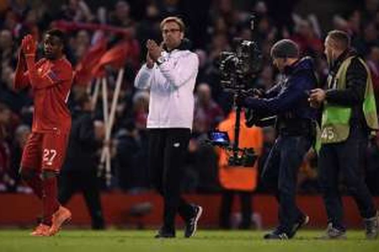 Juergen Klopp membalas dukungan penonton seusai laga Liverpool vs Manchester United di Anfield, Kamis (10/3/2016).