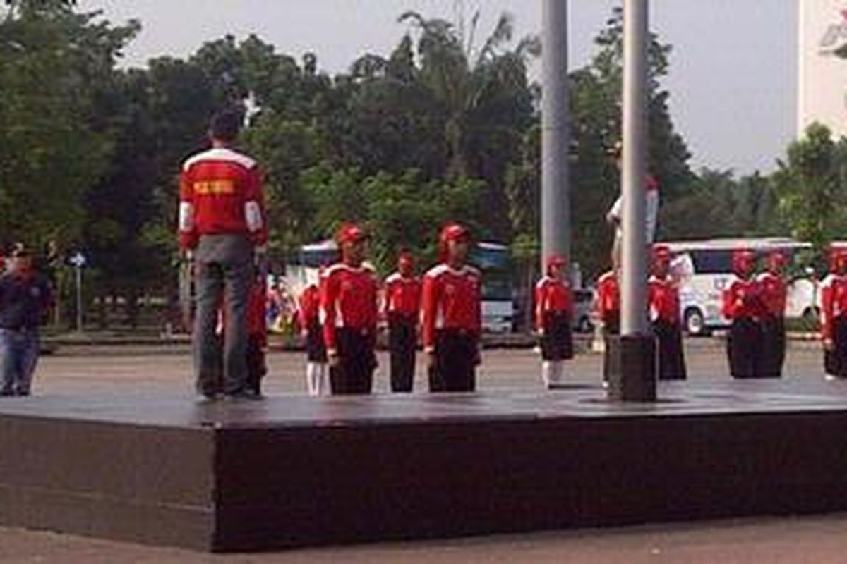 Anggota Pasukan Pengibar Bendera DKI 2011 sedang berlatih di silang Monas Selatan, Jakarta Pusat, Selasa (9/8/2011). Seminggu menjelang perayaan HUT Kemerdekaan RI, latihan telah mencapai tahap pemantapan.
