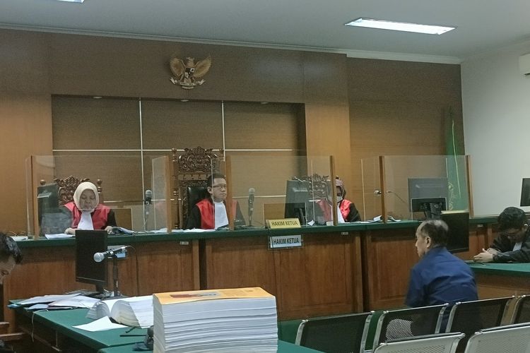 Terdakwa TB Abu Bakar Rasyid saat mendengarkan hakim membacakan vonisnya di Pengadilan Tipikor Serang. Rabu (3/4/2024).