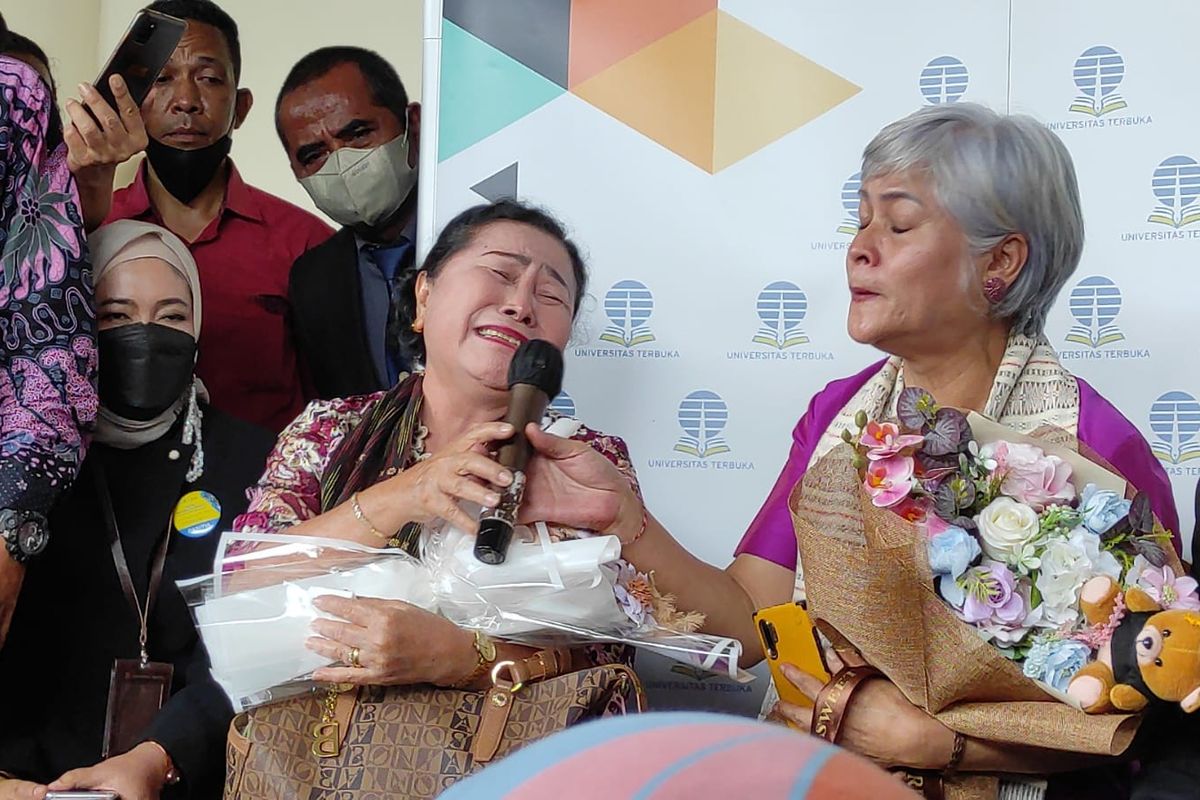 Opung Brigadir J tampak menangis saat menyanyikan lagu Anakku Naburju. Ia bernyanyi dihadapan awak media setelah acara wisuda selesai, Selasa (23/8/2022). Aktivis perempuan Irma Hutabarat turut mendampingi keluarga Brigadir J dalam acara wisuda itu. 