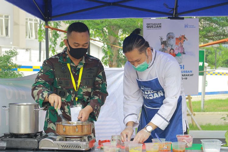 Chef Chandra memasak dalam acara ?Kado untuk Nakes? di Wisma Atlet Kemayoran, Jumat (31/7/2020). 