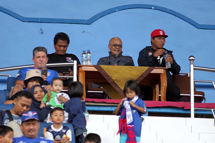 Haruna Soemitro (tengah) saat duduk di VVIP menyaksikan lanjutan Liga 1 2019 Pekan 27 Arema FC melawan Madura United yang berakhir dengan skor 2-0 di Stadion Kanjuruhan Malang, Jawa Timur, Jumpt (08/11/2019) sore.