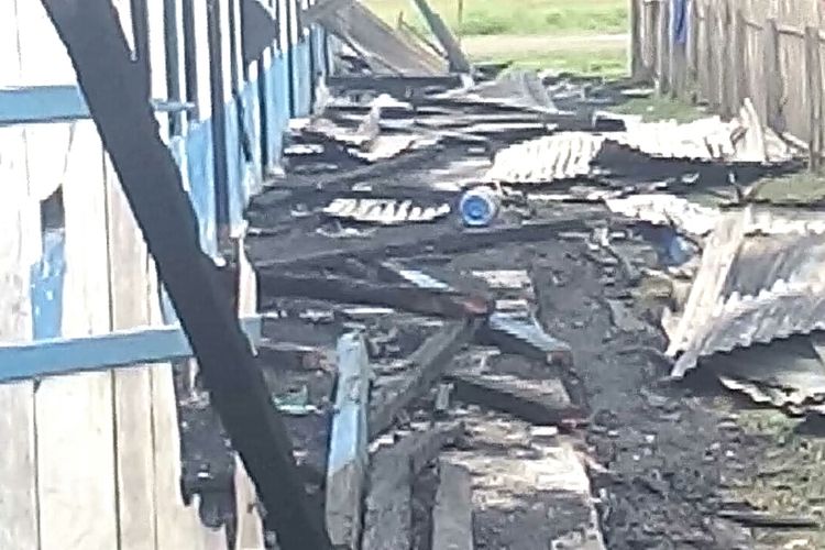 Sisa seng atap asrama yang terbakar berhamburan bekum sempat dibereskan. Kebakaran tersebut menghanguskan delapan pintu dari asrama santri di Ponpes Nurul Islam Sribandung Ogan Ilir