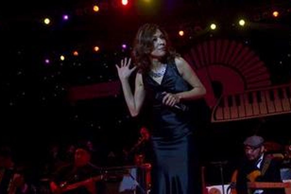 Syaharani and Queenfireworks tampil pada JakJazz 2012 di Istora Senayan, Jakarta Selatan, Jumat (19/10/2012) malam. Acara JakJaz 2012 ini digelar selama tiga hari, 19-21 Oktober 2012, yang menampilkan musisi jazz kenamaan seperti Incognito, Idang Rasjidi, dan Mezzoforte.