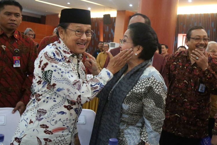 Presiden RI ke-3 BJ Habibie (kiri) bergurau dengan Presiden RI ke-5 Megawati Soekarnoputri saat berjumpa pada Dialog kebangsaan, Mengelola Keragaman, Meneguhkan Keindonesiaan di Auditorium LIPI, Jakarta, Selasa (15/8). Pada acara tersebut selain Megawati dan Habibie, Presiden RI Ke-6 Susilo Bambang Yudhoyono juga hadir menjadi narasumber.

Kompas/Lasti Kurnia (LKS)
15-08-2017 