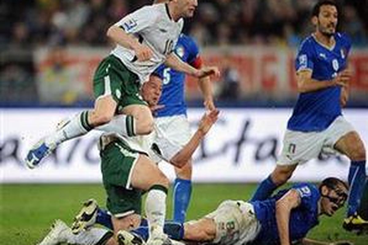 Robie Keane melakukan serangan yang membobol gawang Italia, sekaligus memaksa tuan rumah bermain imbang 1-1.