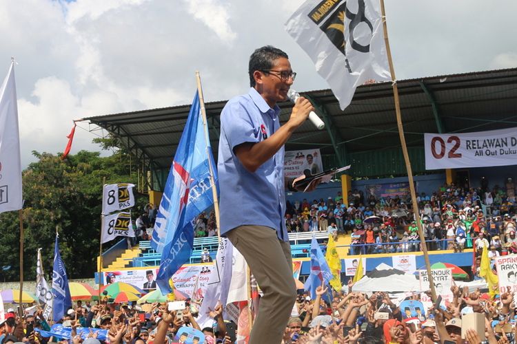 Sandiaga Uno orasi politik di stadion Laga Ligo Palopo, dia berjanji akan mensejahterakan para tenaga honorer, Senin (01/03/209)