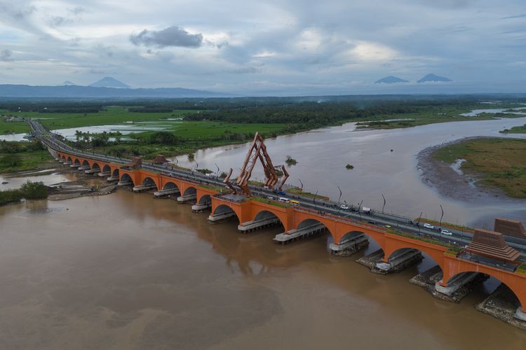 Jembatan Pandansimo, jembatan terpanjang di Yogyakarta dengan total bentangan mencapai 2,3 kilometer.