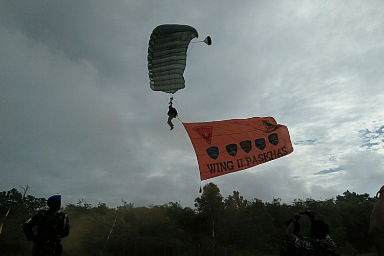 Pendaratan salah satu peterjun payung Paskhas TNI AU di Desa Sambi, Kabupaten Kotawaringin Barat, Selasa (17/10+2017)