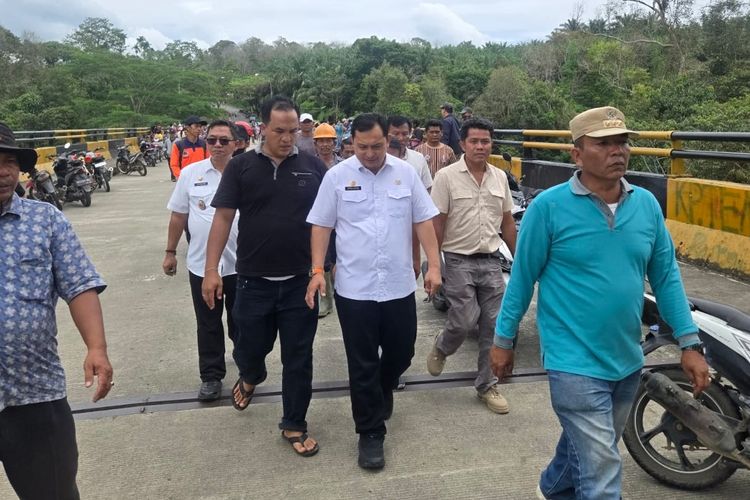 Asisten Kesejahteraan Rakyat dan Pemerintahan Pemkab Deli Serdang, Citra Effendi Capah (baju putih paling depan) saat meninjau lokasi hilangnya Kades Liang Pematang, Bahagia Tarigan di Jembatan Lau Luhung pada Rabu (26/2/2025)