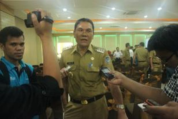 Bupati Kolaka, Ahmad Safei saat memberikan keterangan pada awak media.