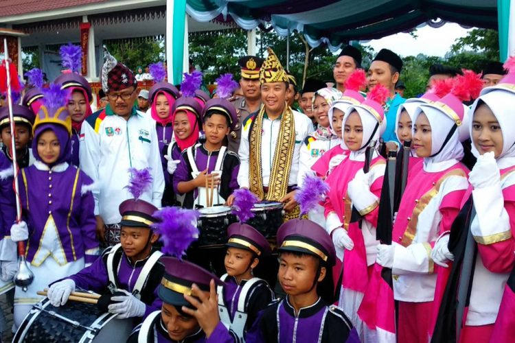 Menteri Pemuda dan Olahraga Imam Nahrawi berfoto bersama para siswa di daerah Krui, Lampung setelah membuka Liga Santri Nusantara 2018, Jumat (13/4/2018) sore.