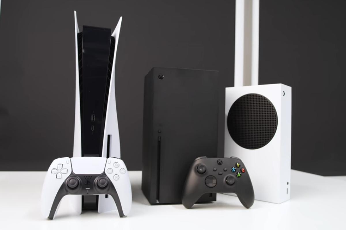 Bodi PS5 yang terlihat bongsor ketika disandingkan dengan Xbox Series X dan Xbox Series S